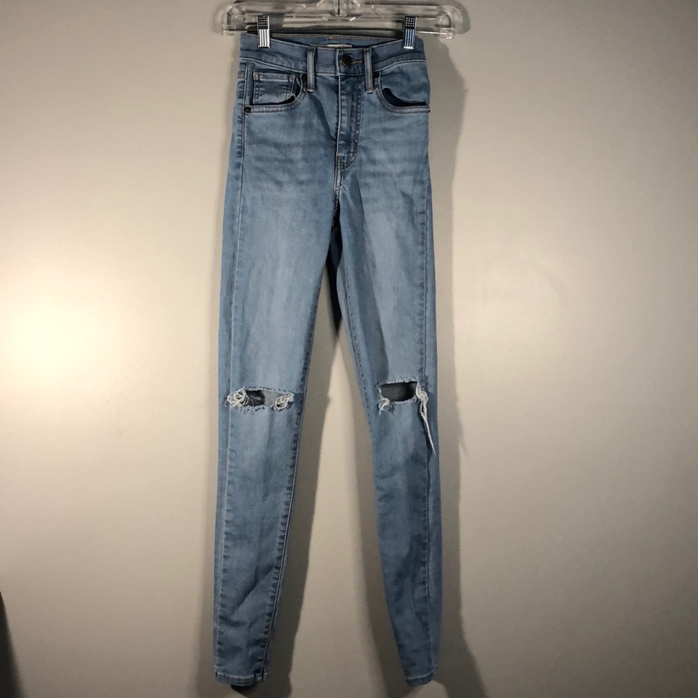 Distressed Levi jeans, with ripped knees